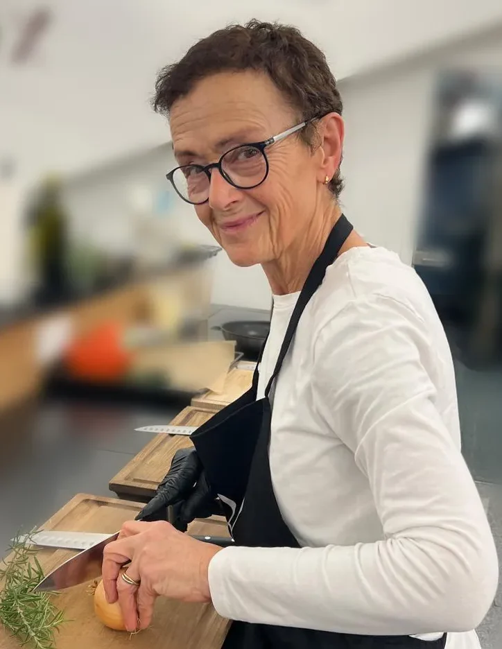 Stoffserviette mit Rosmarin und Blüte – stilvolle Tischdekoration Weiße Stoffserviette mit Rosmarinzweig und violetter Blüte, dekorativ auf einem weißen Teller angerichtet.