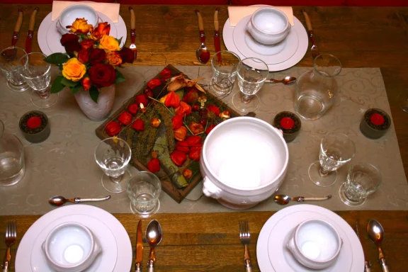 Festlich gedeckter Esstisch Stilvoll gedeckter Tisch mit Geschirr, Blumen und Dekoration.