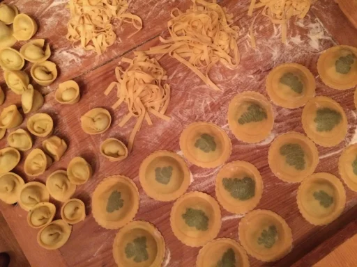 Frische Pasta selbst gemacht Hausgemachte Ravioli oder gefüllte Nudeln auf einer Arbeitsfläche.