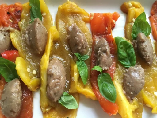 Gefüllte Paprika aus dem Ofen Mit Fleisch gefüllte Paprikaschoten und frische Basilikumblätter.