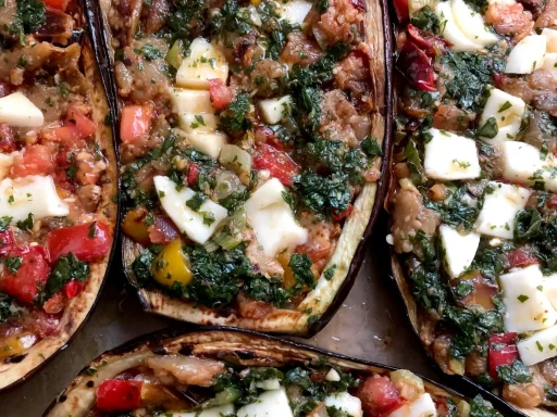 Mediterranes Ofengemüse mit Käse Gefüllte Auberginen mit Tomaten, Feta und Kräutern, gebacken.