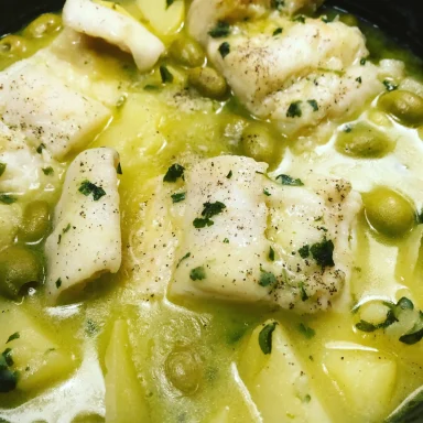 Zartes Fischfilet mit Kartoffeln und grünen Oliven Gebratenes Fischfilet mit Kartoffeln, grünen Oliven und Kräutern in einer hellen Sauce.